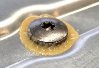 Präzise Beschichtung von Schraubenköpfen auf Batterien