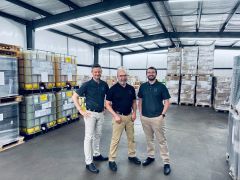 PFINDER USA mit komplett gefülltem Warenlager